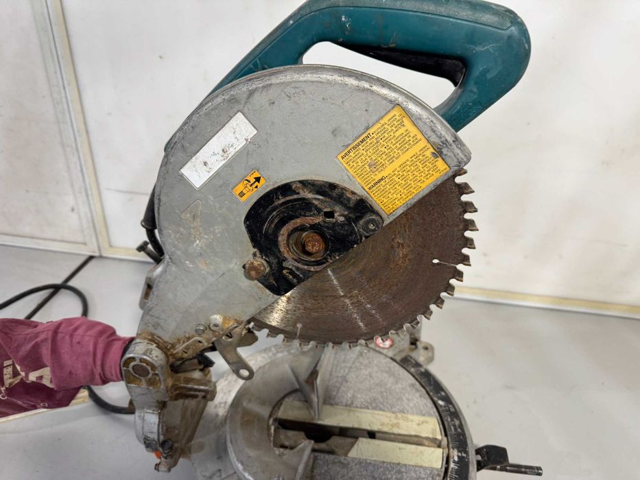 Циркуляр пендула - Makita 1650 W / 250-260 mm / 110 V