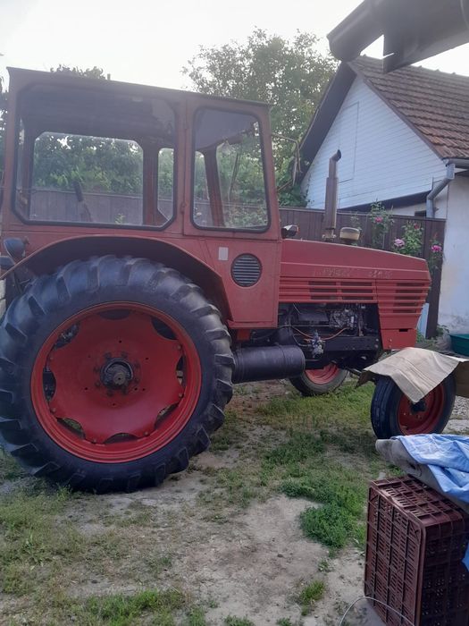Tractor U650 M Rosu