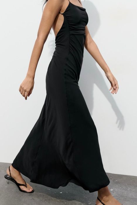 Официална черна рокля с гол гръб