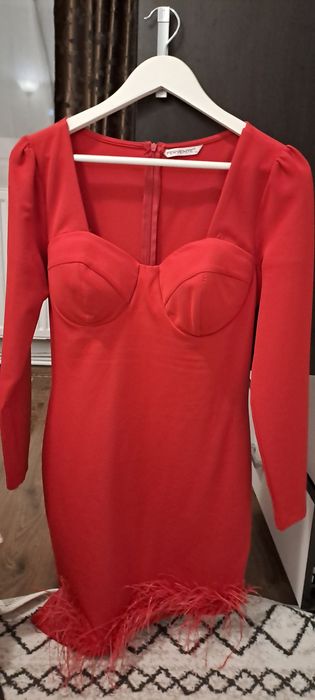 Rochie roșie cu pene