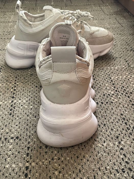 Vând o pereche de adidașii versace chain reaction triple white