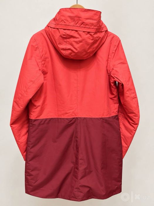 Helly Hansen — парка кораллового цвета