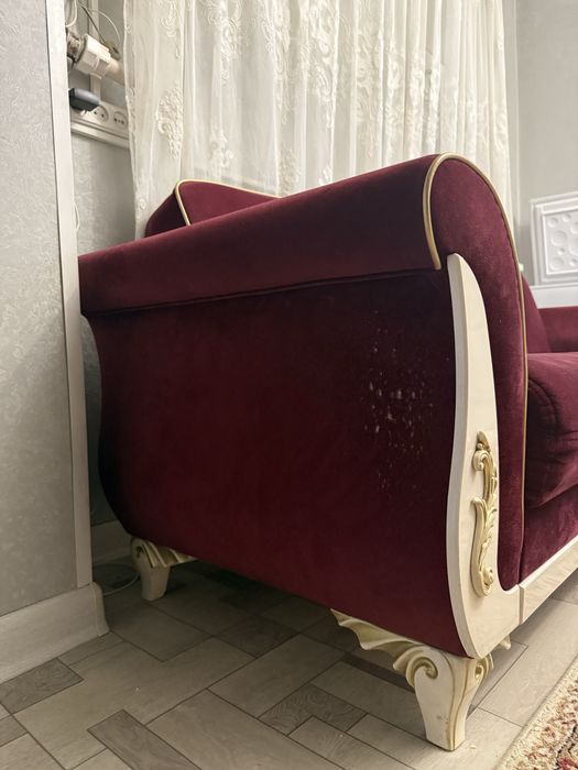 Продам диван красивый из дерева.