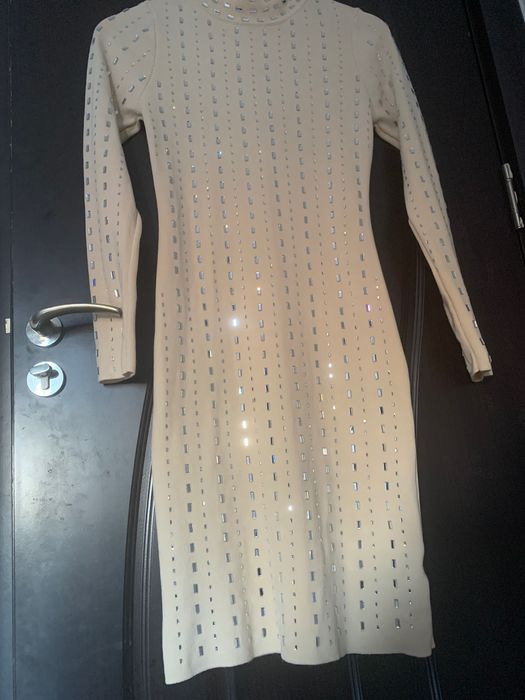 Рокля с камъни екрю