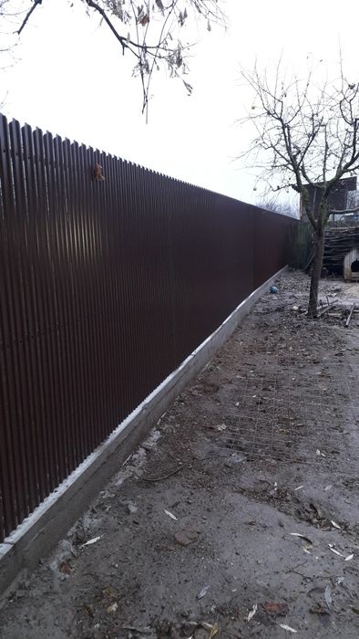 Garduri din sipca metalica si plasa bordurata
