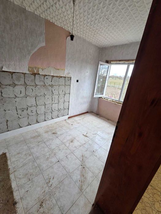 Къща с голям двор в Карапелит