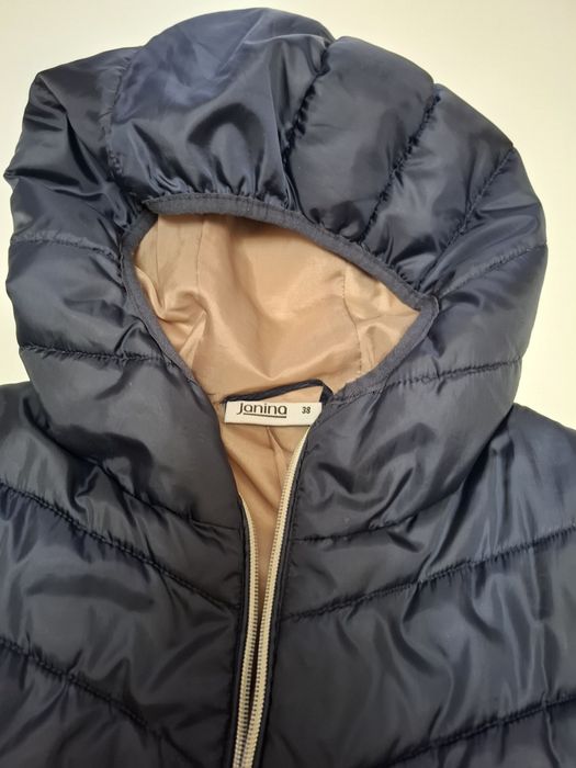 Geacă bleumarin mărime 38 cu glugă, este în stare foarte bună.