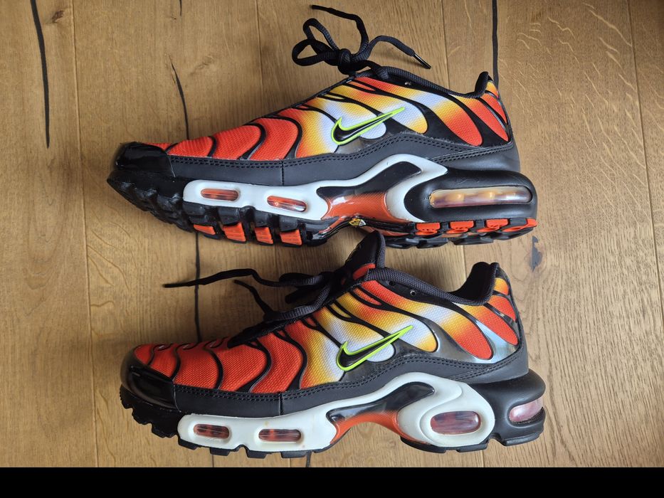 NIKE AIR MAX PLUS
Black/ Team Orange-Team Red