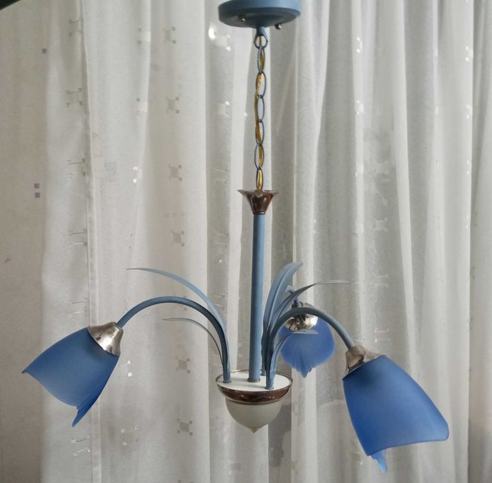 Люстра на 3 лампы.