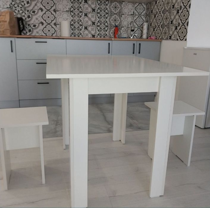 Стол кухонный со стульями