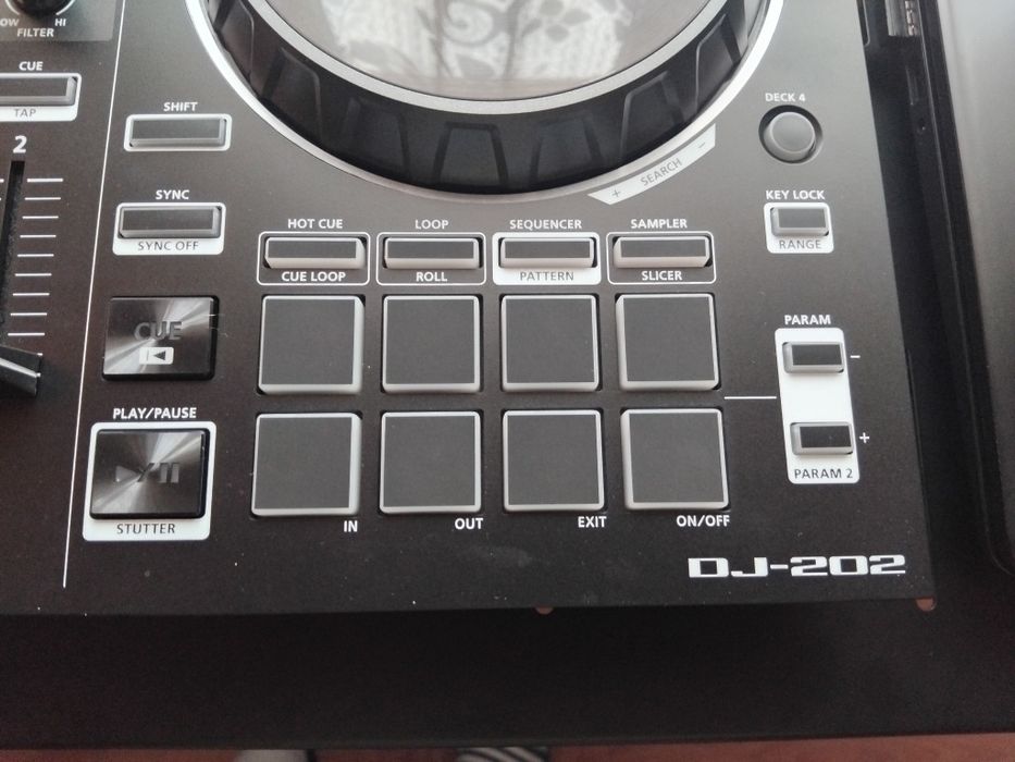 Se vinde consolă roland dj 202