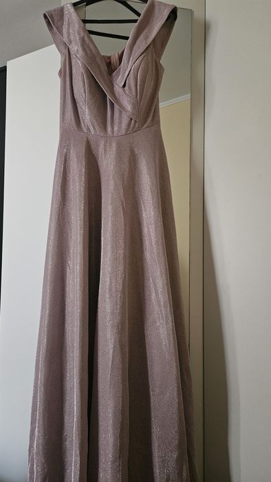 Vand rochii si pantofi