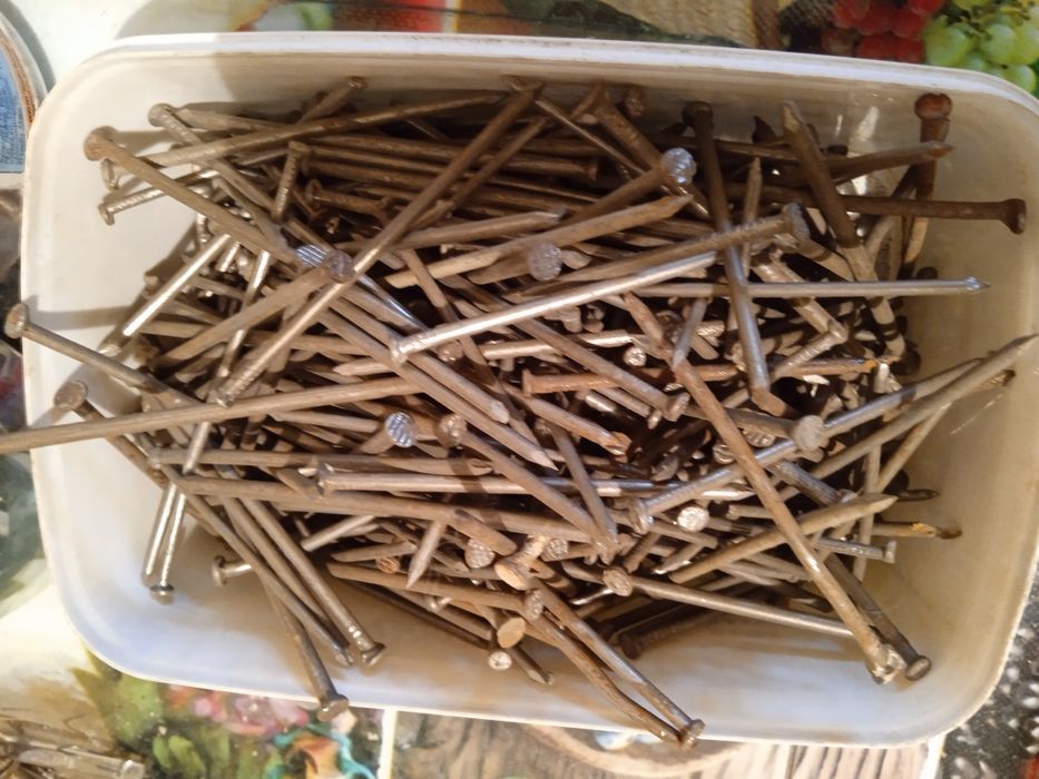 Гвозди.шурупы .шайбы винты.разных размеров..