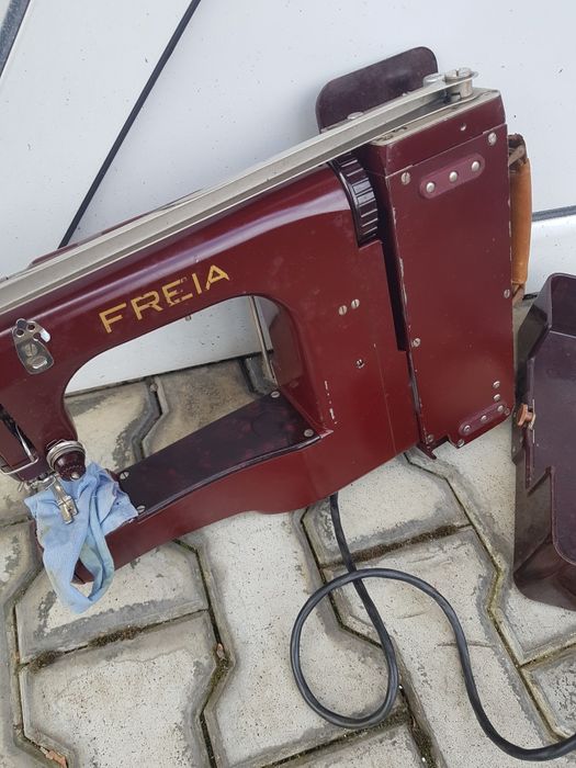 Vand mașina de cusut freia