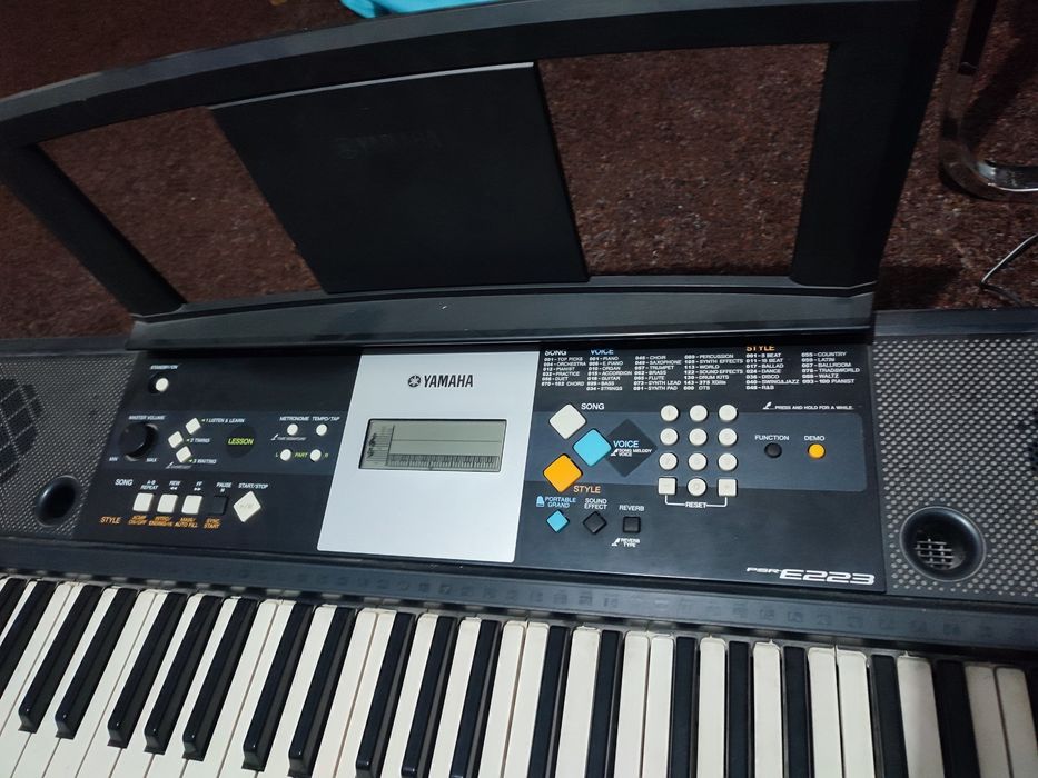 Keyboard  Yamaha  PSR -E223
Include 375 de sunete de instrumnt