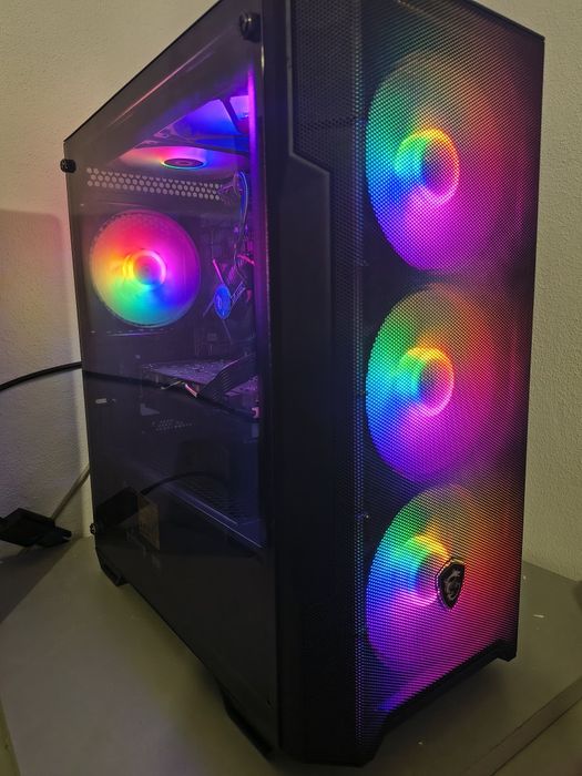 Vând PC gaming în stare foarte bună de funcționare.