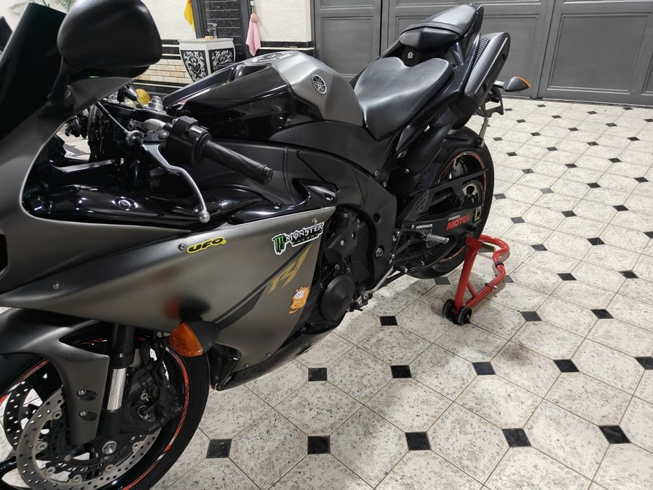 Yamaha yzf R1 sotiladi