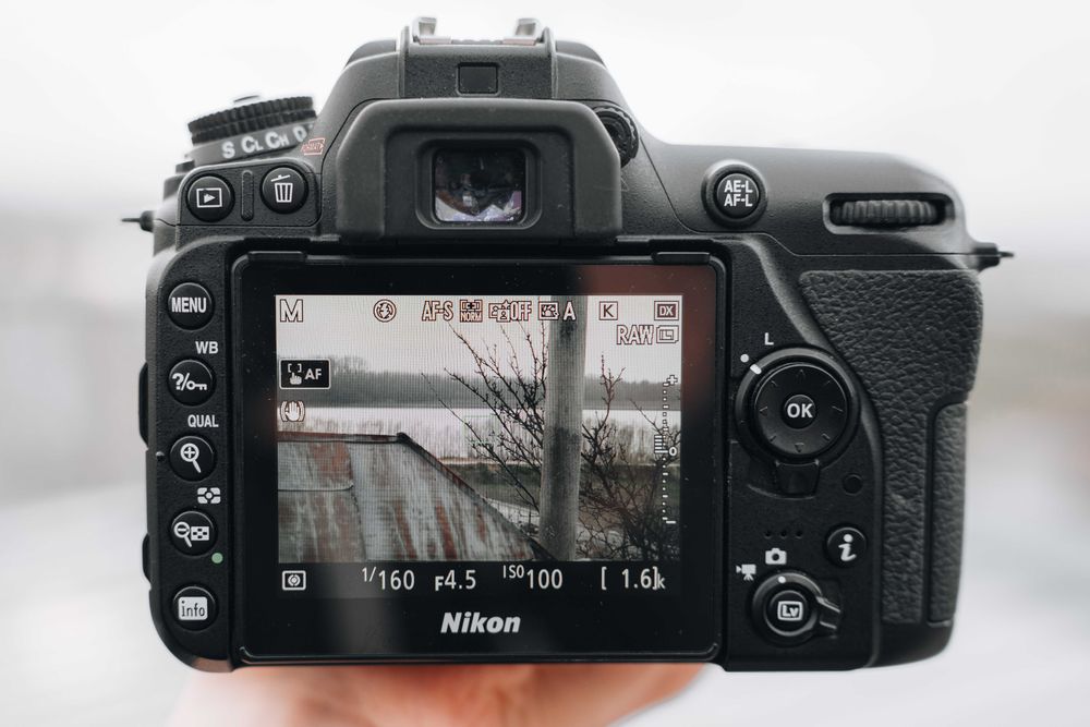 Nikon D7500 + 3 baterii + dummy battery