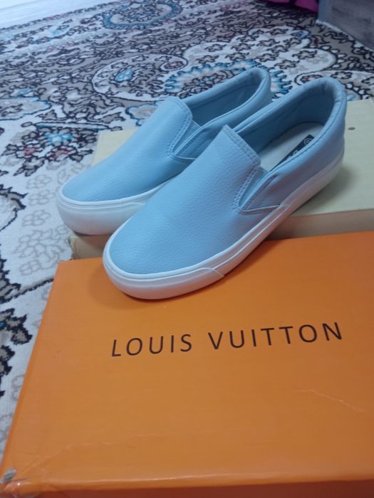 Кроссовки женские