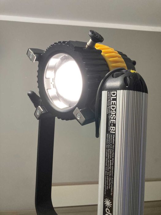 Reflector profesional Dedolight DLED9SE-BI cu balast incorporat