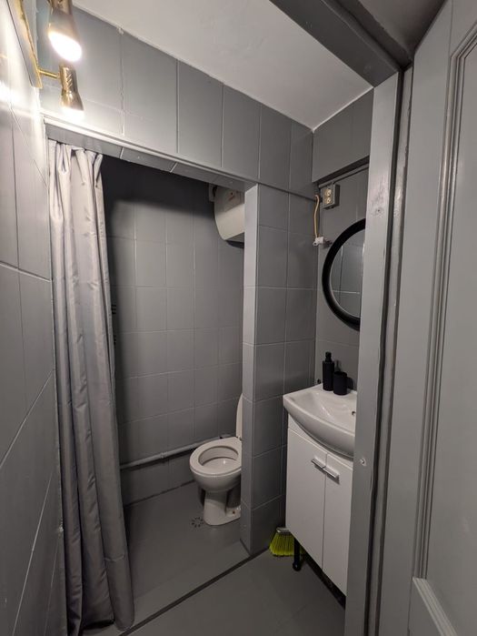 Închiriez garsonieră (exclus animale de companie)