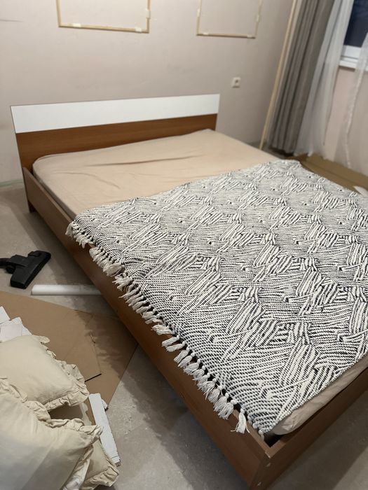 Цяла спалня: легло, гардероб и две нощни шкафчета