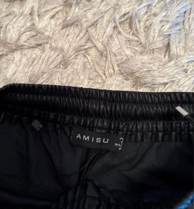 Pantaloni scurți din piele eco – NOU cu etichetă – Amisu