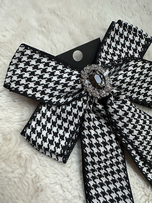 Панделка брошка в черно бял пепит с кристали Zara