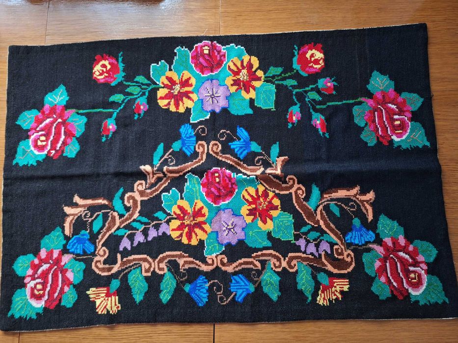 Tapiserie veche, cusută manual, cu motive florale stilizate 100x64cm