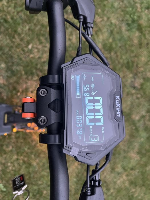 Vand trotineta kukirin g2 master.Are 2 zgarieturi,merge perfect!