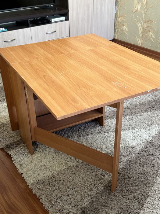 Деревянный стол+ кушетка