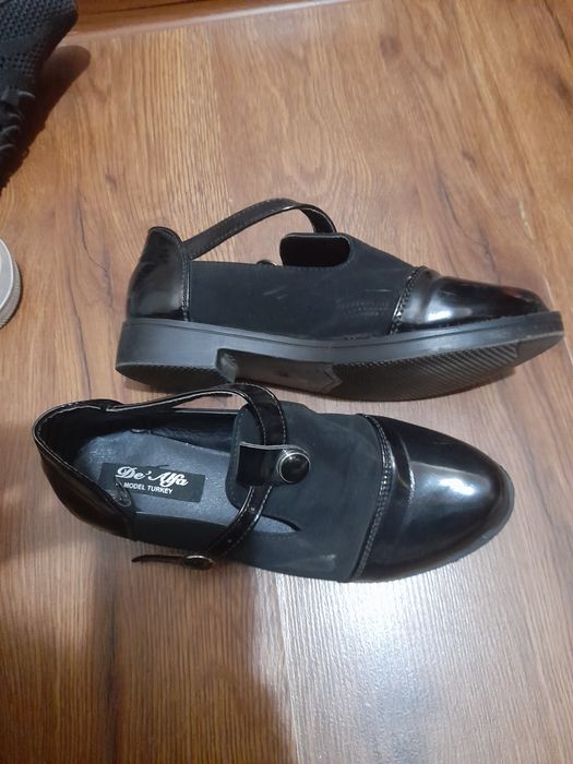 Кроссовки туфли за всё 100 000 сум