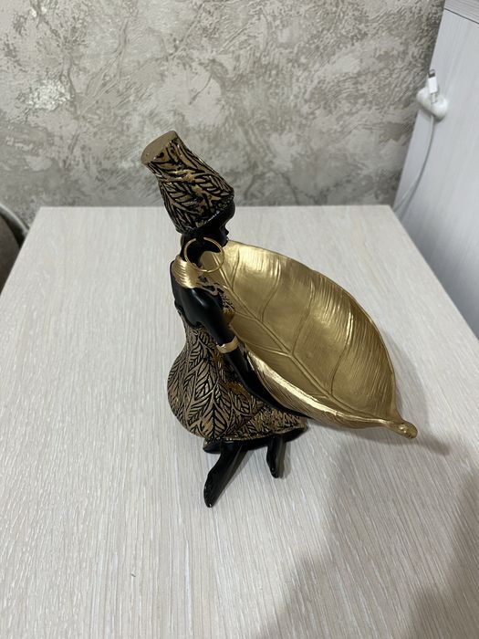 Статуэтка африканки с подносом