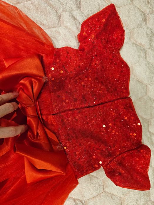 Детска червена рокля