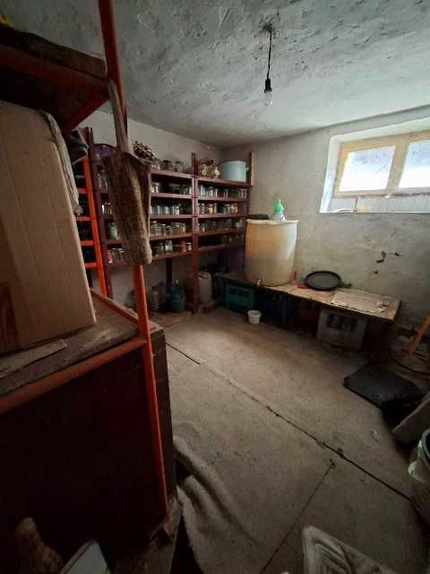 Втори етаж от къща с допълнителни помещения и гараж, широк център