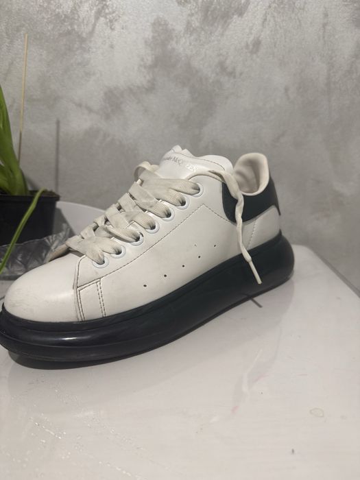 Alexander McQueen (albi cu talpa neagra)