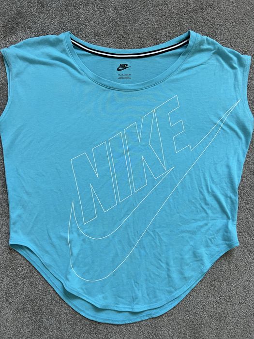 Бюстиета, потници, тениски Nike