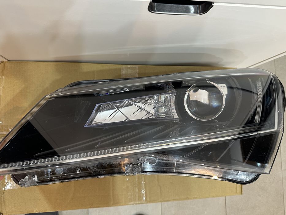 Faruri Far stanga dreapta skoda superb 3 bixenon Europa