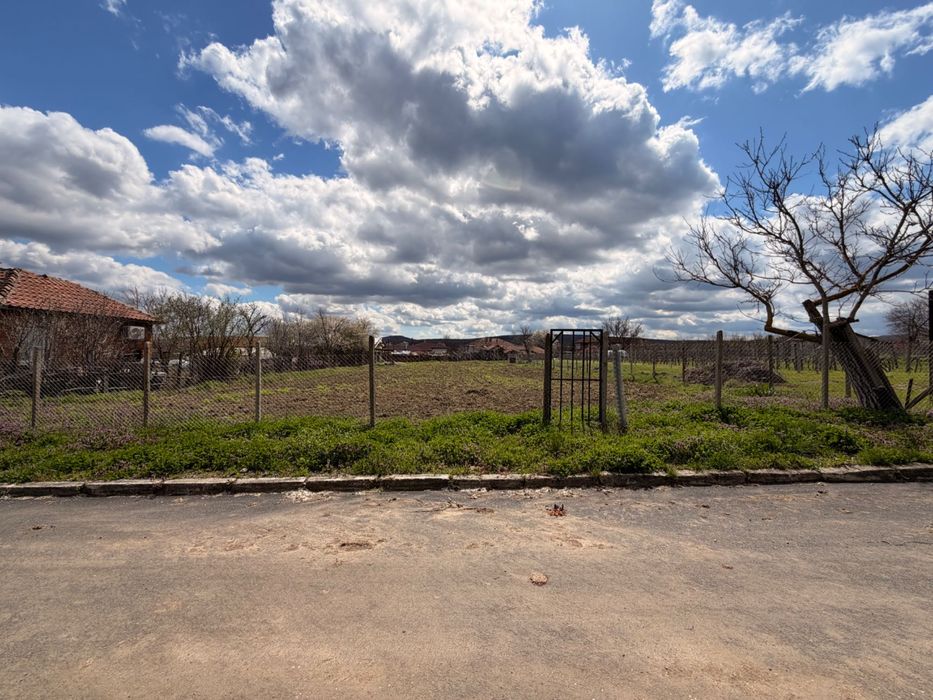 Парцел за застрояване в с. Кривини