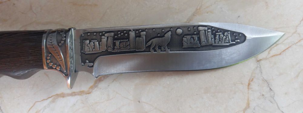 Cutit cu gravura pe lama