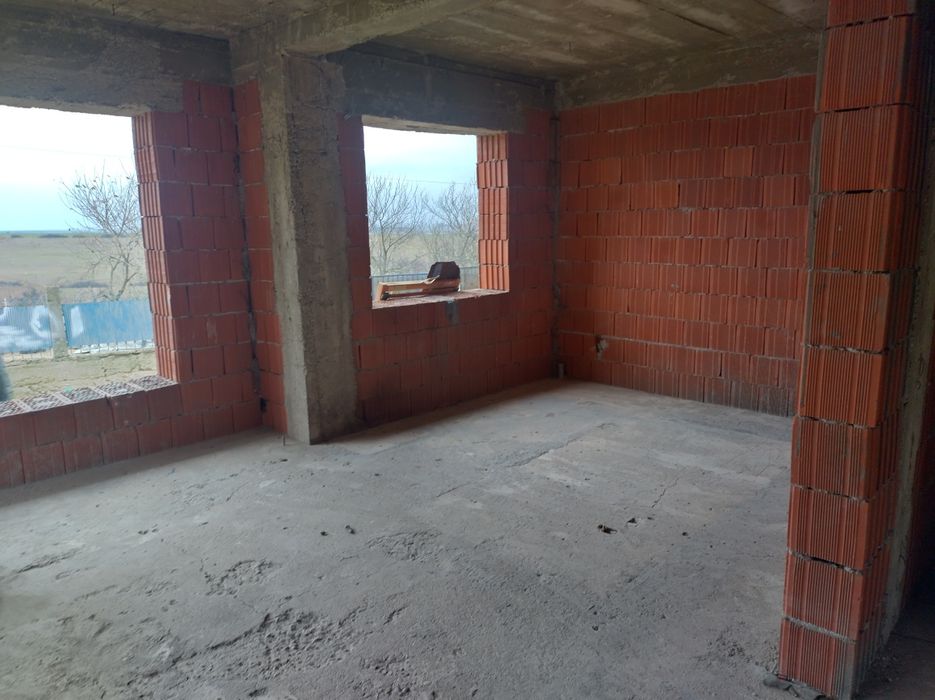 Vand sau schimb casa la rosu