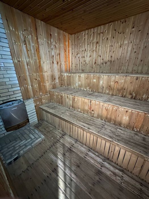 Продаётся дом в хорошо районе, 10 соток земли, 9 комнат