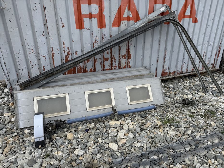 Vand usa de garaj actionata electric
