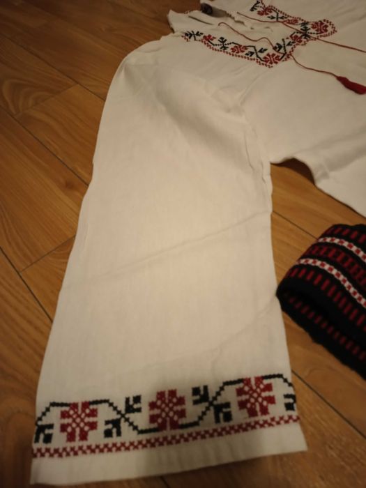 Costum popular tradițional bărbați: Ie, pantaloni,brau, șosete vintage