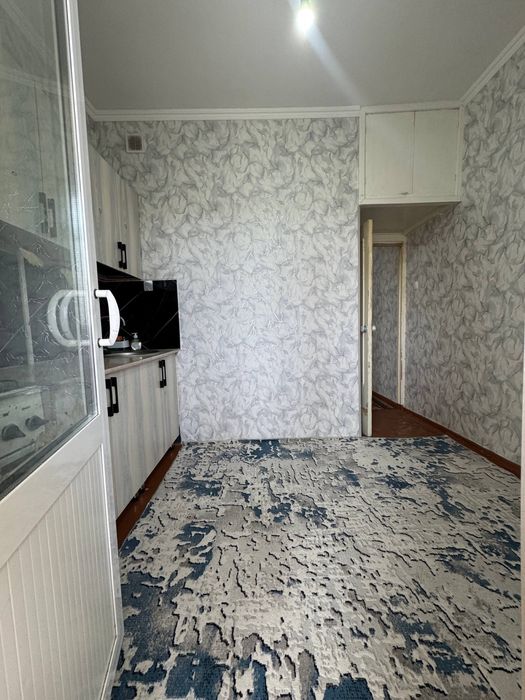 Срочно продаеться квартира 1-комнатная городе Чирчике раеоне Октябрь