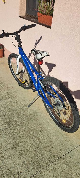 Vand bicicleta pentru copii in varsta de aproximativ 10-12 ani