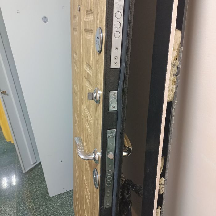 Металлический выходной двер Б/у