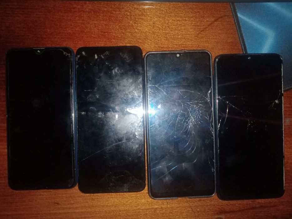 Продаю 4 сломанных телефона оппо Рино 5 лайт Самсунг а 31  оппо ах7 ре