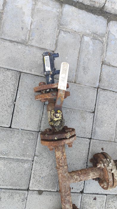 Железные краны  для воды.