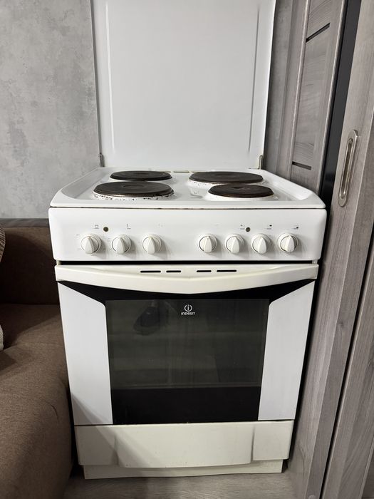 Продам электрическую плиту lndesit